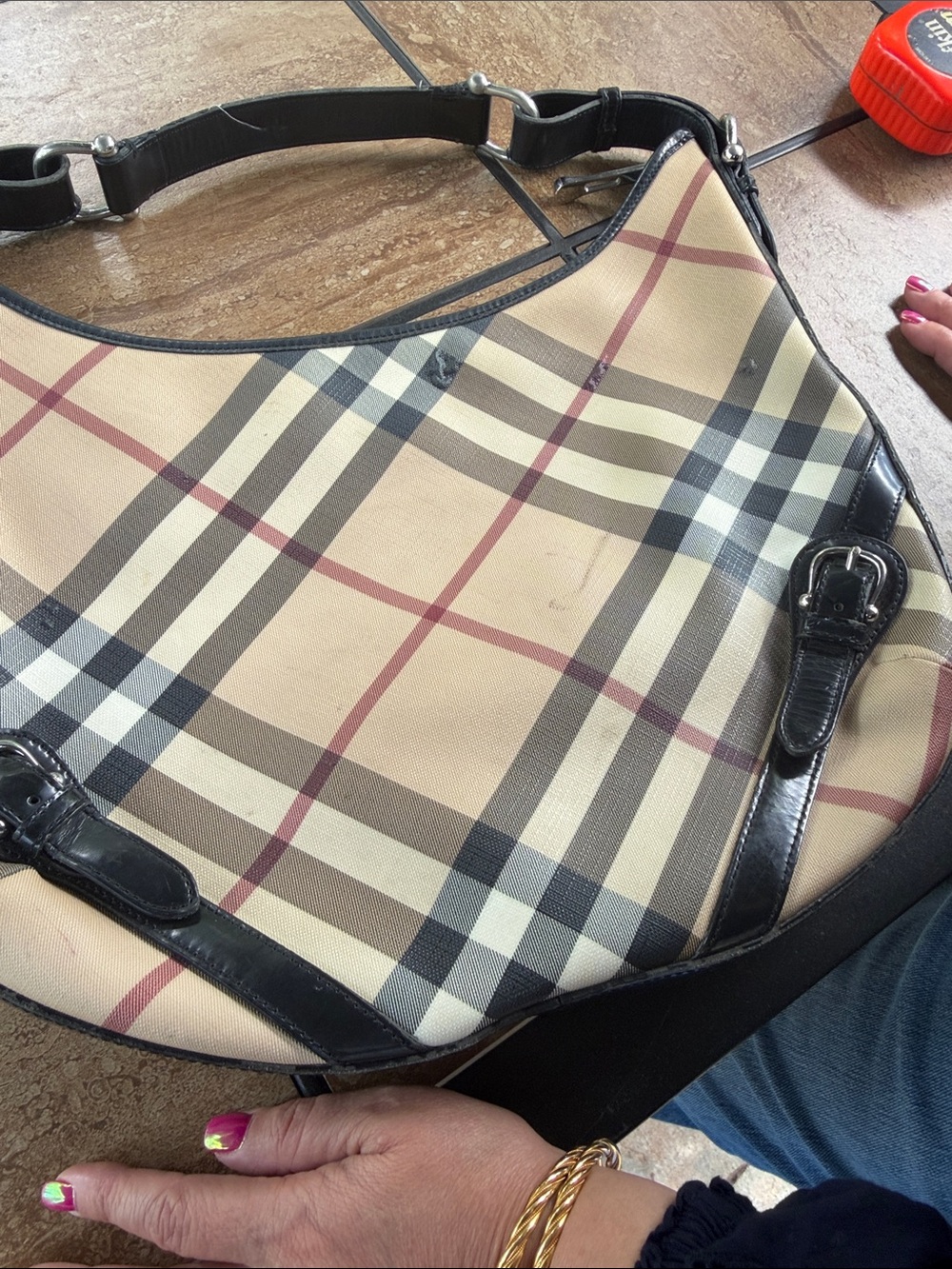 Burberry Beige Plaid Shoulder Bag with Black Trim and Red Accents - Picture 3 of 8